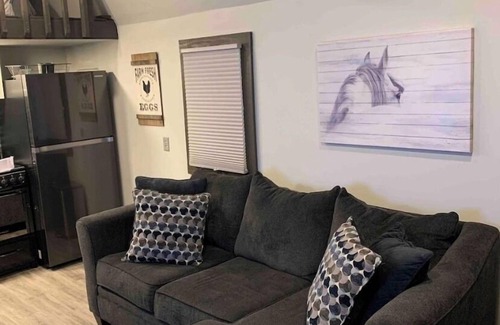 Snellville Cottage | Alpaca Bag n Stay Cottage