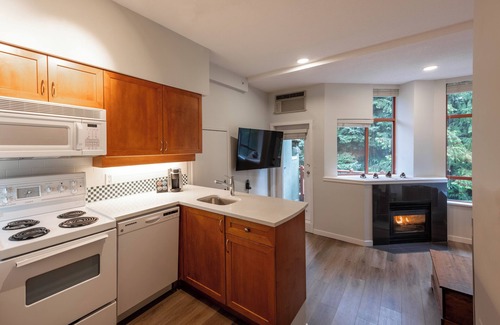 Village North Condo | Alpenglow Lodge Snooze Studio with Den by MVA