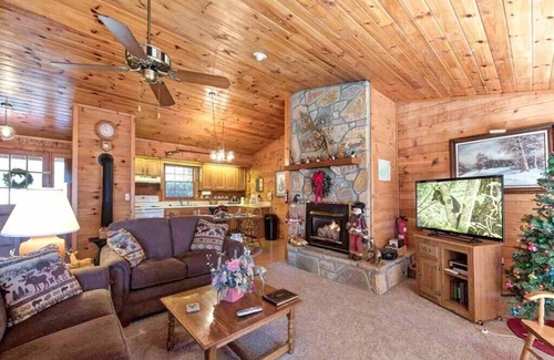 Gatlinburg - Pigeon Forge Cabin | Alpine Windsong | Spectacular Mountain Views + Private Hot Tub!