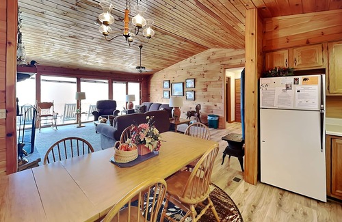 Gatlinburg - Pigeon Forge Cabin | Alpine Windsong | Spectacular Mountain Views + Private Hot Tub!
