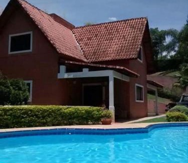 Ibiuna House | Alugo linda casa de campo perto de São Paulo com ótimo jardim, piscina e lareira.