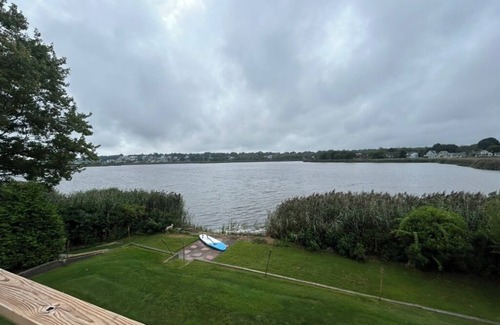 Bonnet Shores House | Always clean water view 3-BR Waterfront house in Bonnet Shores Narragansett.