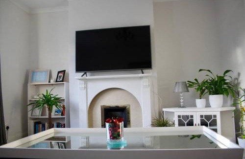 Cardonald Apartment | Amazing 2-Bed Home w/Private Garden Free Parking