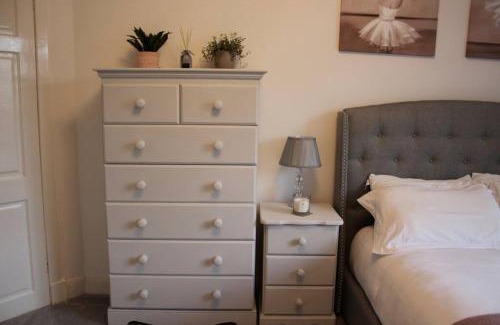 Cardonald Apartment | Amazing 2-Bed Home w/Private Garden Free Parking