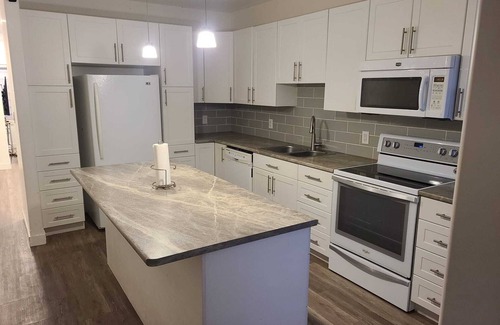 East Kildonan House | Amazing 4 Bedrooms Entire Home in Winnipeg with Free parking, Wi-fi and more