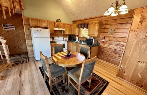 Sevierville Cabin | Amazing Fall Views! Cozy Cabin, HotTub near Pigeon Forge🎡& Gatlinburg⛰️