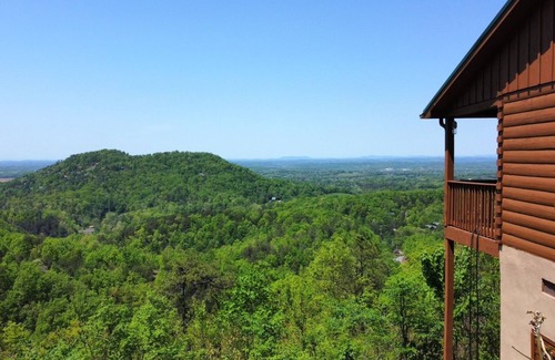 Sevierville Cabin | Amazing Fall Views! Cozy Cabin, HotTub near Pigeon Forge🎡& Gatlinburg⛰️