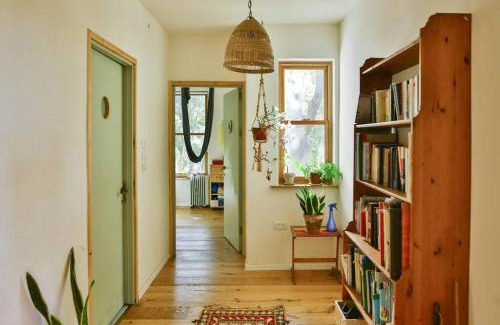 Tsiv'on House | Amazing Hemp house in the middle of an oak forest