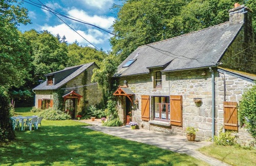 Guern House | Amazing home in Guern with WiFi