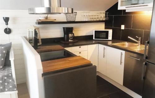 Henan House | Amazing Home In Henån With Wifi