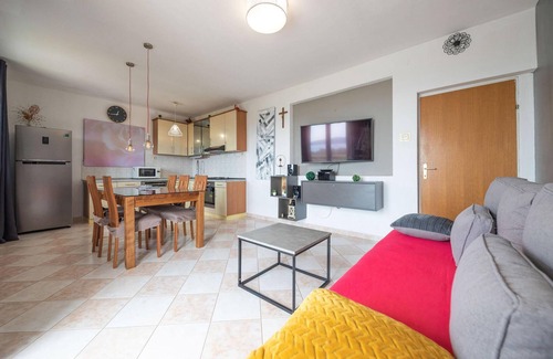 Kastel Gomilica House | Amazing home in Kastel Gomilica