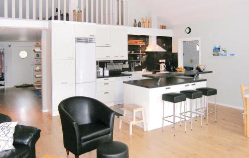 Larbro House | Amazing Home In Lärbro With Kitchen