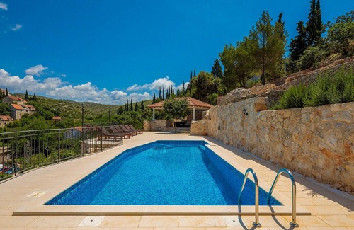 Lozisca House | Amazing home in Lozisca with WiFi