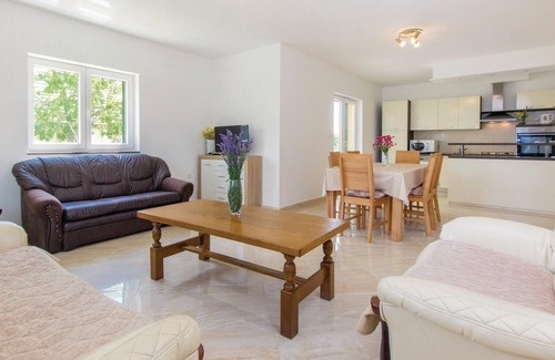 Bristane House | Amazing home in Miljevci with kitchen