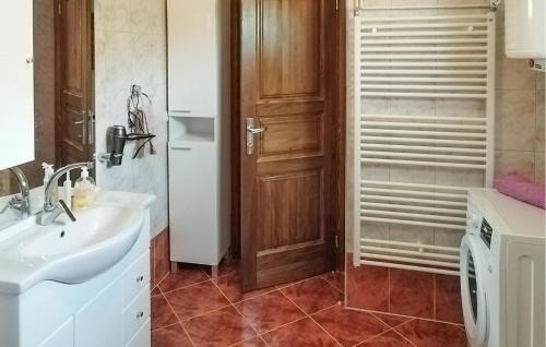 Otocac House | Amazing Home In Prozor With Kitchen