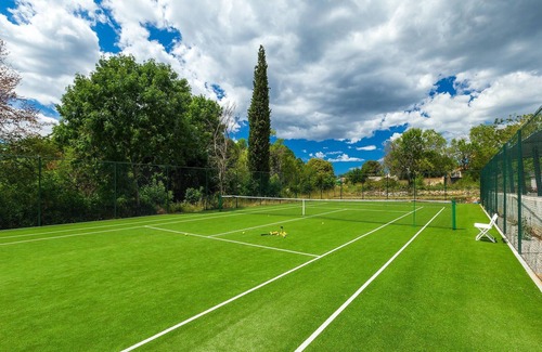 Tinjan House | Amazing home in Tinjan with sauna