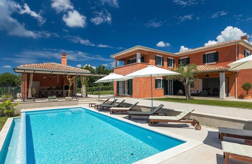 Tinjan House | Amazing home in Tinjan with sauna