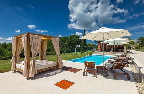 Tinjan House | Amazing home in Tinjan with sauna