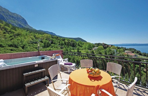 Tucepi House | Amazing home in Tucepi with jacuzzi