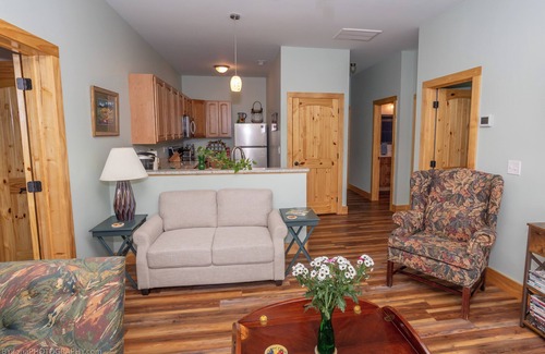 Mill Spring Apartment | Amazing Lake Adger Getaway, Fall Color, Kayaking, Pumpkin Patches, Zip Lining.