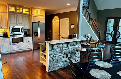 Salem House | Amazing Lake Keowee Home! Private Dock, Fire Pit, and Bunk House by the water!