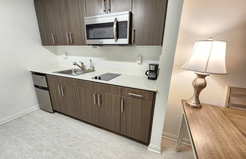 Downtown Apartment | Amazing location/walk to the promenade &the beach