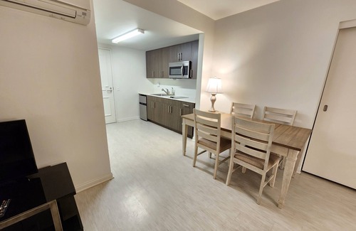 Downtown Apartment | Amazing location/walk to the promenade &the beach
