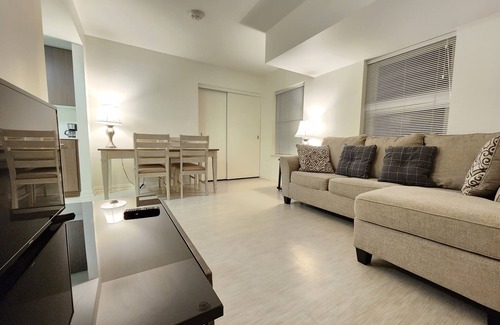 Downtown Apartment | Amazing location/walk to the promenade &the beach