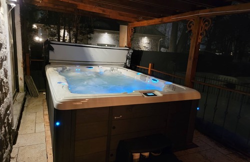 Cartierville Villa | Amazing Montreal 8BR Suites House, Parc Access, Waterview, SPA & Pool Now Open