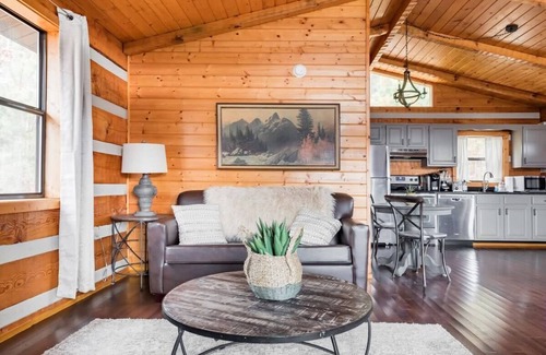 Gatlinburg - Pigeon Forge Cabin | Amazing Mt. LeConte Views/Gatlinburg Log Cabin