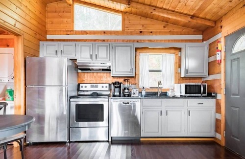Gatlinburg - Pigeon Forge Cabin | Amazing Mt. LeConte Views/Gatlinburg Log Cabin