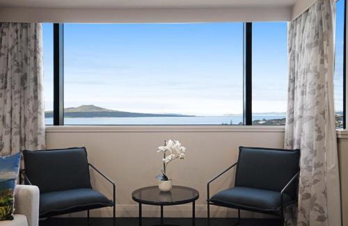 Takapuna Apartment | Amazing Ocean Views 1BR w Rooftop Hottub Gym Tennis