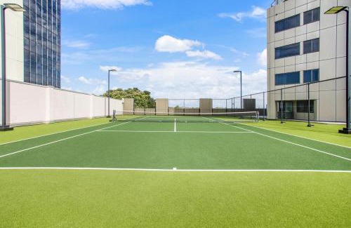 Takapuna Apartment | Amazing Ocean Views 1BR w Rooftop Hottub Gym Tennis