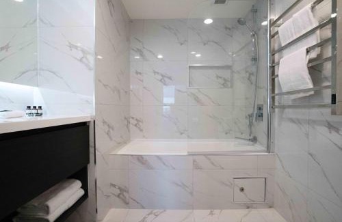Takapuna Apartment | Amazing Ocean Views 1BR w Rooftop Hottub Gym Tennis
