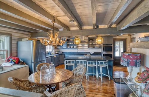 Leakey House | Amazing Retreat in Leakey - Sleeps 14 - Private Pool & Seasonal River Access