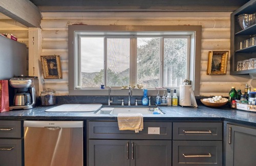 Leakey House | Amazing Retreat in Leakey - Sleeps 14 - Private Pool & Seasonal River Access