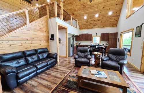 Franklin House | Amazing RIVERFRONT Cabin.