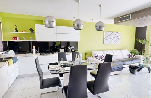 Il-Balluta Apartment | Amazing Spacious Apartment with BBQ & Jacuzzi