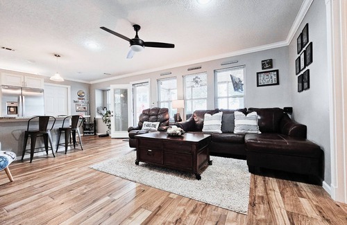 Indian Shores House | Amazing Sunsets on Lake Houston - lakefront, hot tub, fishing & more!