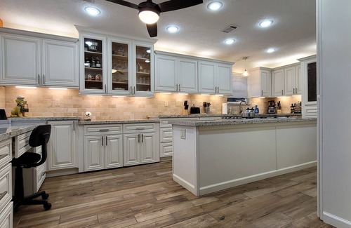 Indian Shores House | Amazing Sunsets on Lake Houston - lakefront, hot tub, fishing & more!