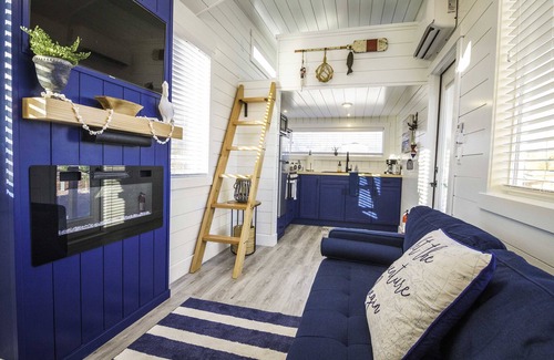 Apple Valley House | Amazing Tiny home with private BBQ and deck.