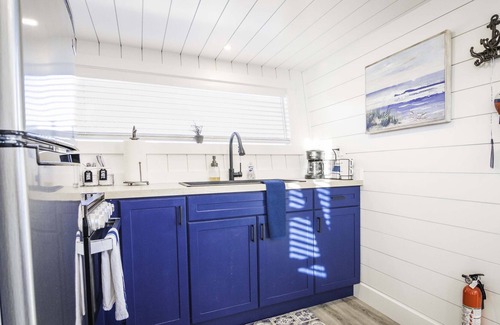 Apple Valley House | Amazing Tiny home with private BBQ and deck.