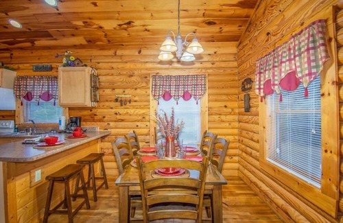 Pigeon Forge Cabin | AMAZING VIEWS! 5 minutes to parkway! GSMNP. Pigeon Forge. Hot Tub!