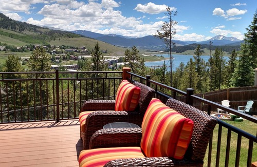 Dillon House | Amazing views of Keystone & Lake Dillon. Walk to Dillon Marina & Amphitheatre.