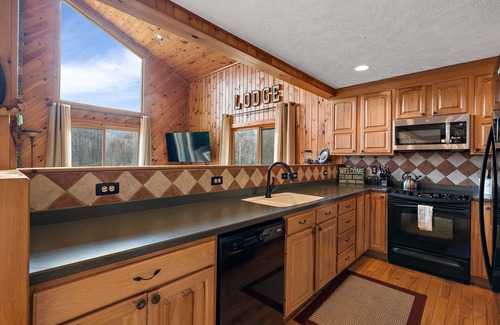 Banner Elk House | Amazing Views, Spacious, Skiing, Dog Friendly, Hot Tub, Pool Table, Sleeps 8-10