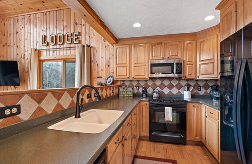 Banner Elk House | Amazing Views, Spacious, Skiing, Dog Friendly, Hot Tub, Pool Table, Sleeps 8-10