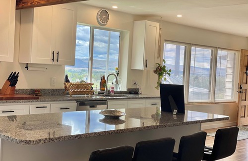 Terrace Heights House | Amazing vineyard views! Conveniently located close to freeways and downtown.