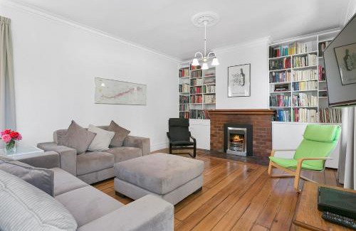 Hobart Central Business District House | Amberley - circa 1880s Luxury - 5 b'rooms sleeps 9