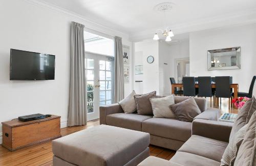 Hobart Central Business District House | Amberley - circa 1880s Luxury - 5 b'rooms sleeps 9