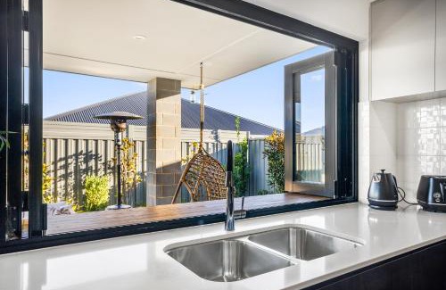 Eglinton House | Amberton Beachs Little Paradise By Swan Bnb